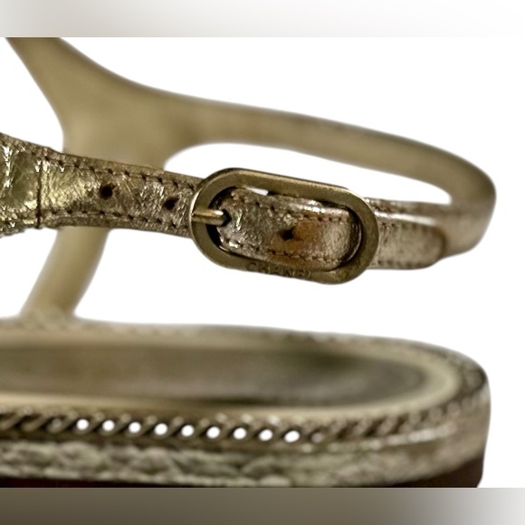 CHANEL Metallic Gold Thong T-Strap Sandals
Made in Italy - Picture 12 of 16